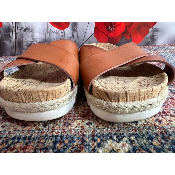 Esprit Blanca slides in EUC. Size 7.5 - Picture 3 of 8